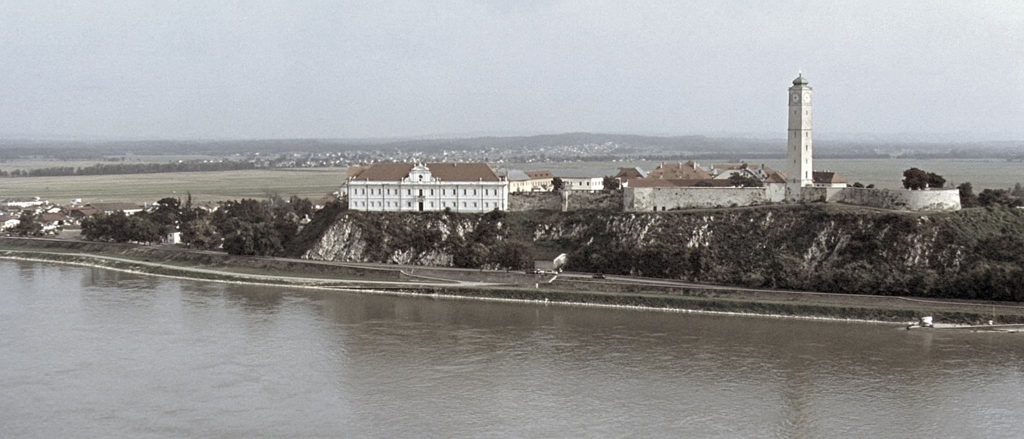 Tvrđava na steni iznad Dunava, ravnica iza nje