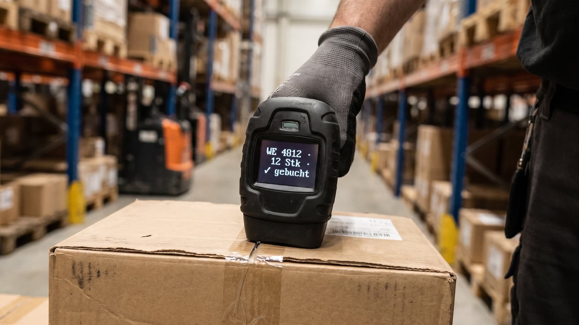 Handheld scanner over a box, the display booking WE 4812